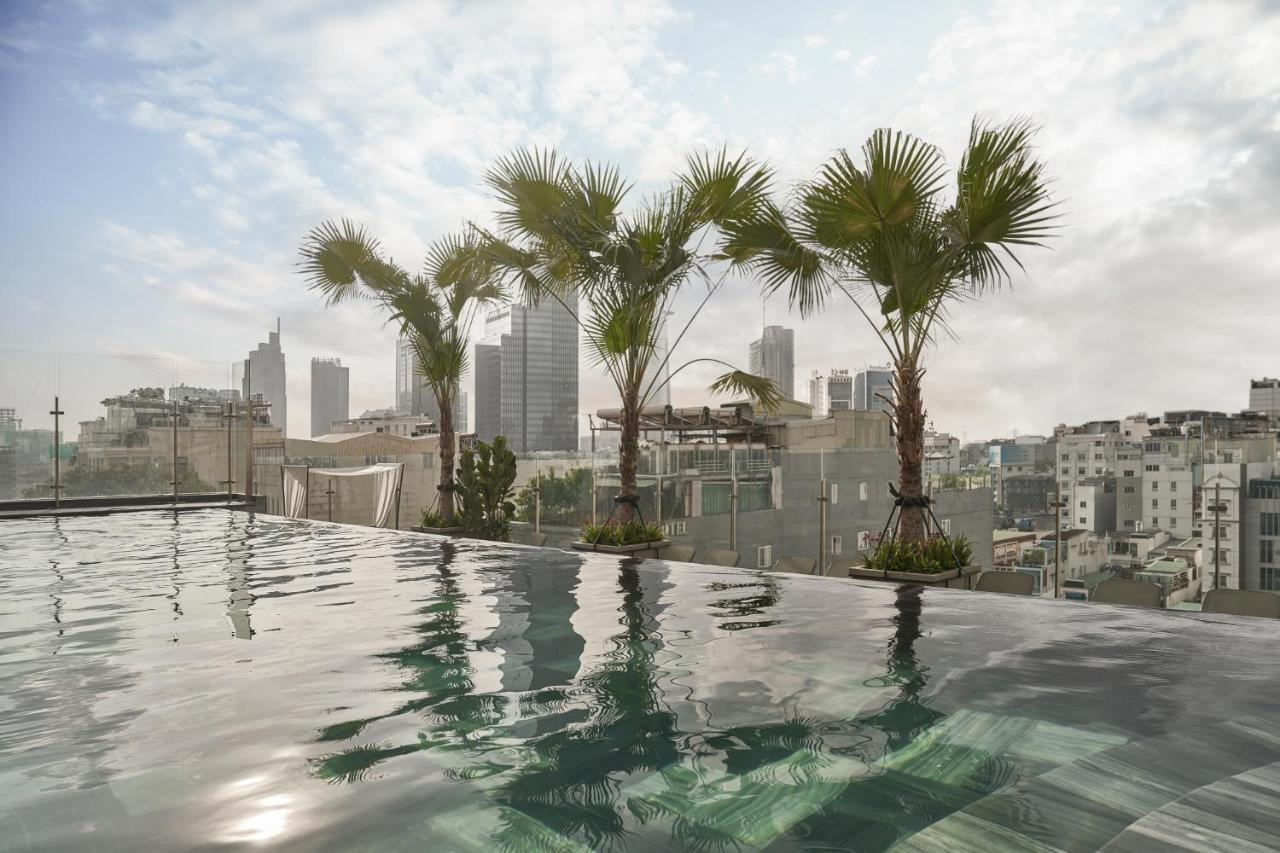 La Siesta Premium Saigon Otel Ho Şi Min Dış mekan fotoğraf View from the rooftop pool