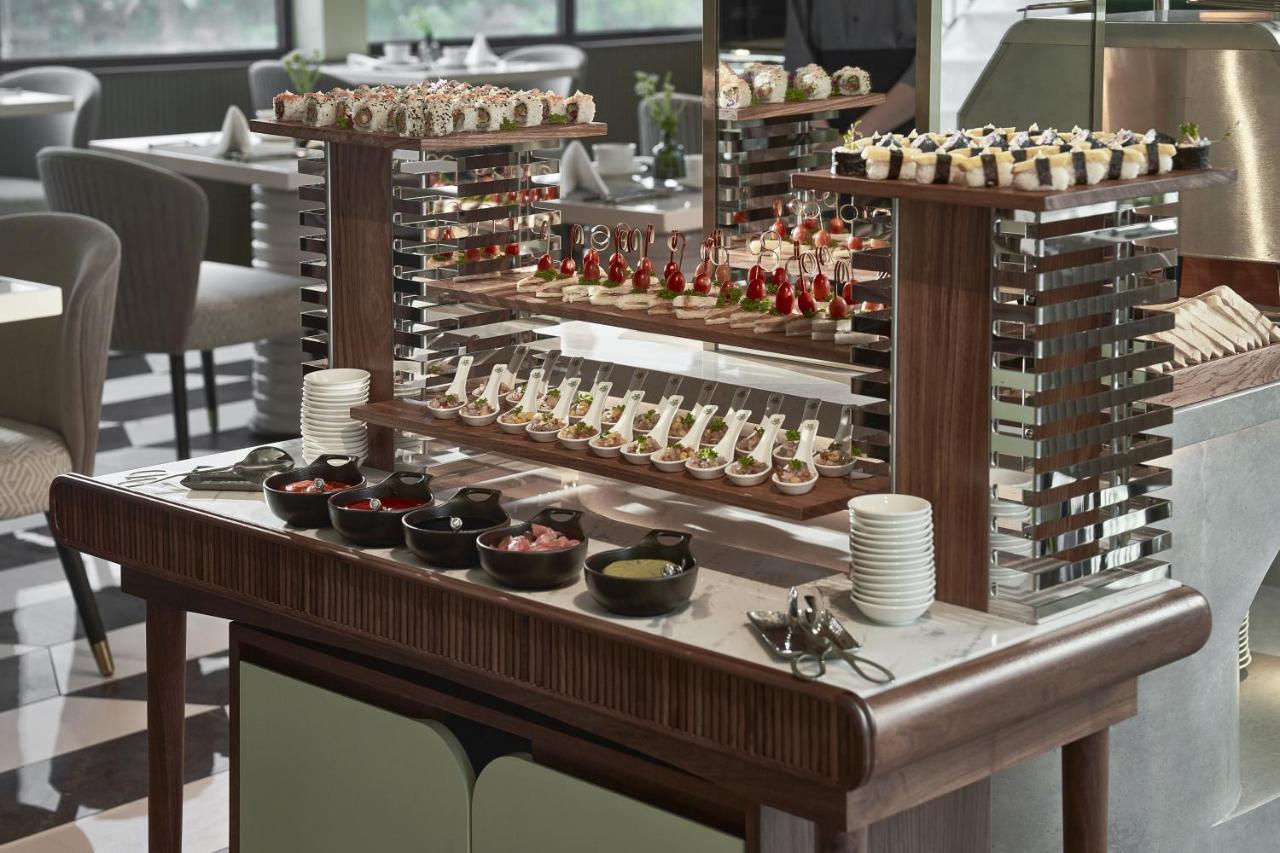 La Siesta Premium Saigon Otel Ho Şi Min Dış mekan fotoğraf A buffet at a restaurant