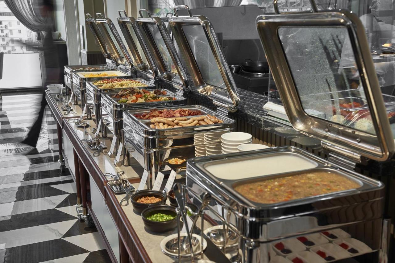La Siesta Premium Saigon Otel Ho Şi Min Dış mekan fotoğraf A buffet