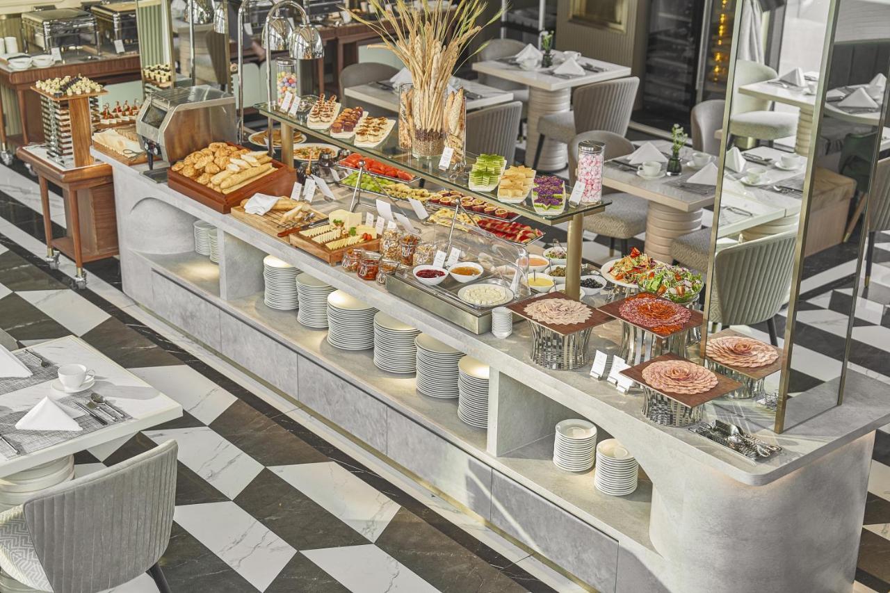 La Siesta Premium Saigon Otel Ho Şi Min Dış mekan fotoğraf A buffet at a hotel