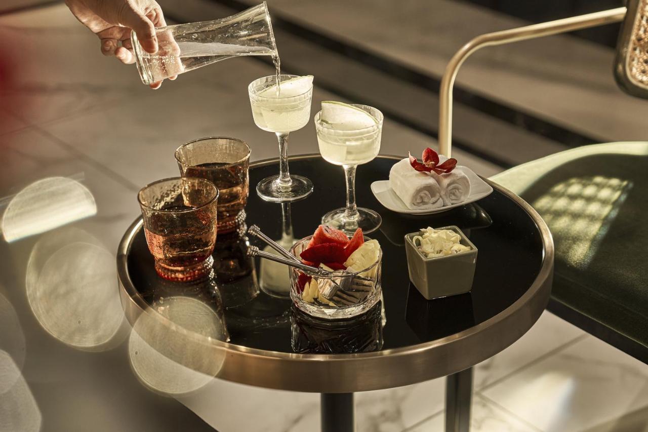 La Siesta Premium Saigon Otel Ho Şi Min Dış mekan fotoğraf A tray of drinks