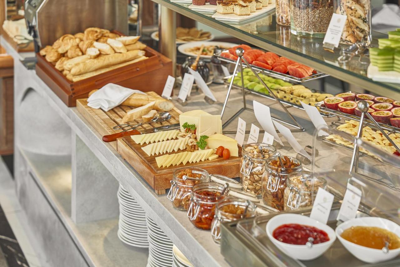 La Siesta Premium Saigon Otel Ho Şi Min Dış mekan fotoğraf A cheese platter