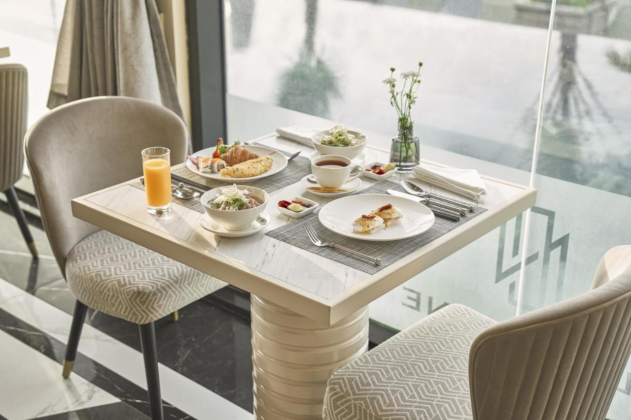 La Siesta Premium Saigon Otel Ho Şi Min Dış mekan fotoğraf A table set for breakfast