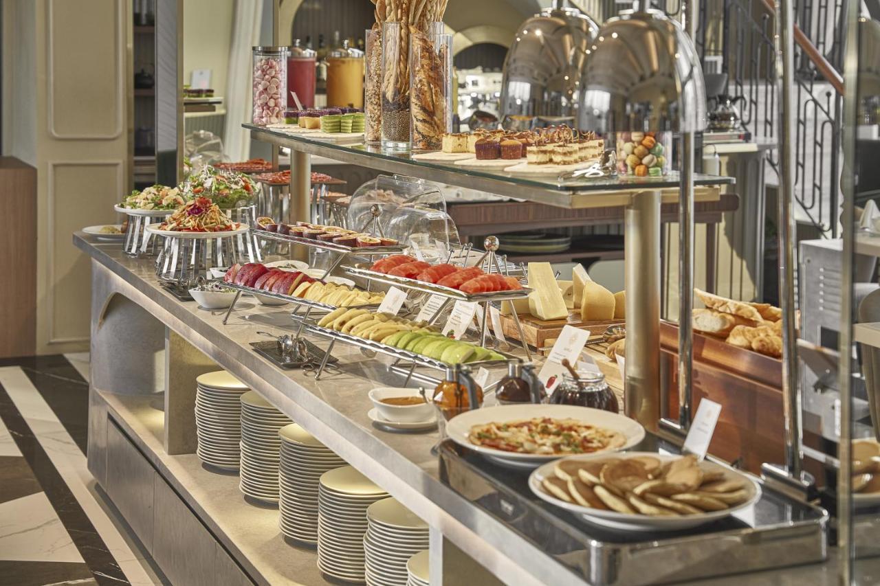 La Siesta Premium Saigon Otel Ho Şi Min Dış mekan fotoğraf A buffet